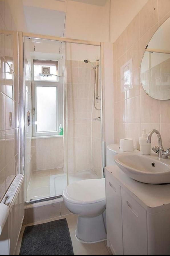 Single Room With Underbed 8 London Bagian luar foto