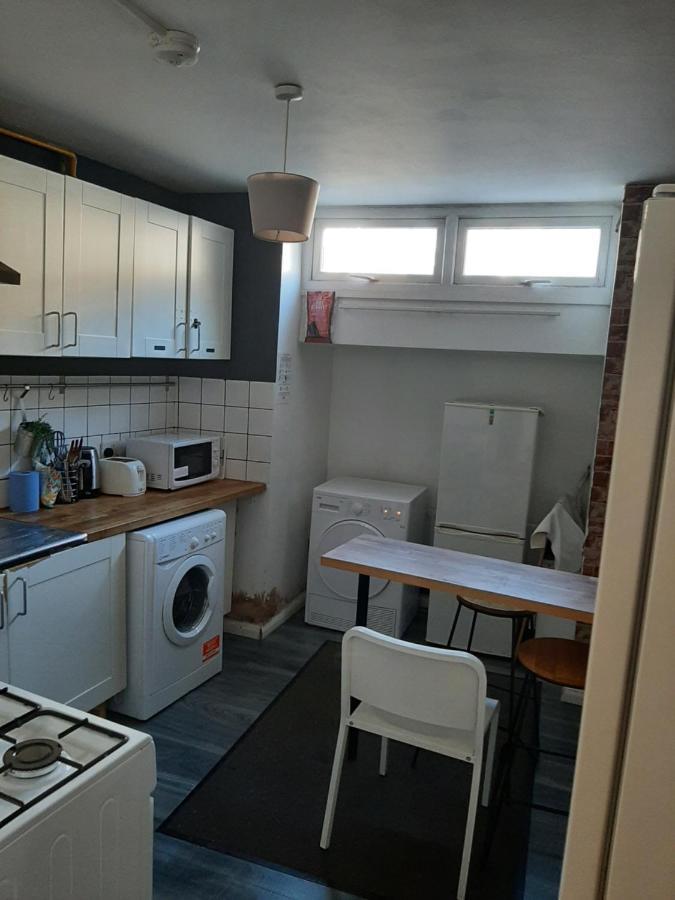 Single Room With Underbed 8 London Bagian luar foto